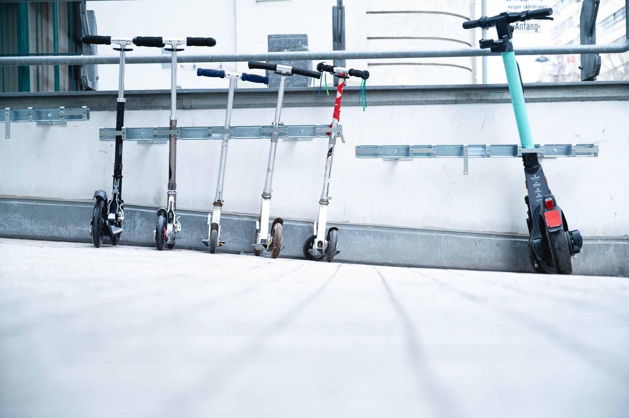 Exemple d'application : Support pour trottinettes avec 3 emplacements verrouillables pour les e-trottinettes et les trottinettes à pédales