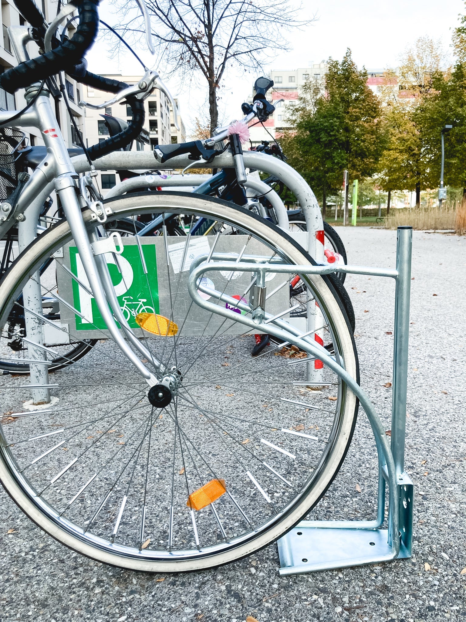 CLEDO - support pour trottinettes et vélos avec un nombre de places de stationnement verrouillables au choix  pour les trottinettes électriques, les trottinettes à pédales et les vélos.