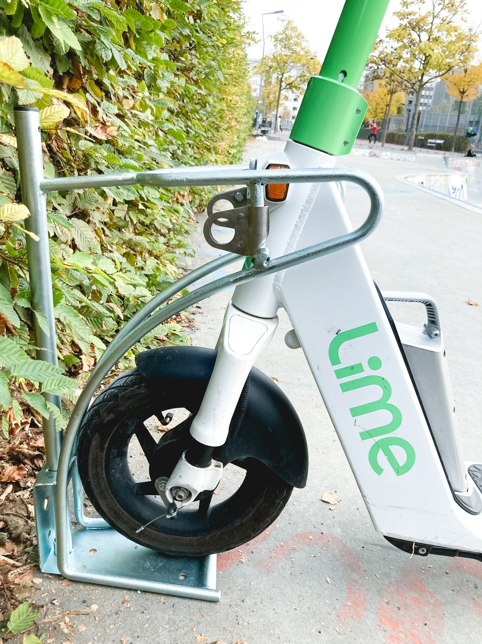 CLEDO - support pour trottinettes et vélos avec un nombre de places de stationnement verrouillables au choix  pour les trottinettes électriques, les trottinettes à pédales et les vélos.
