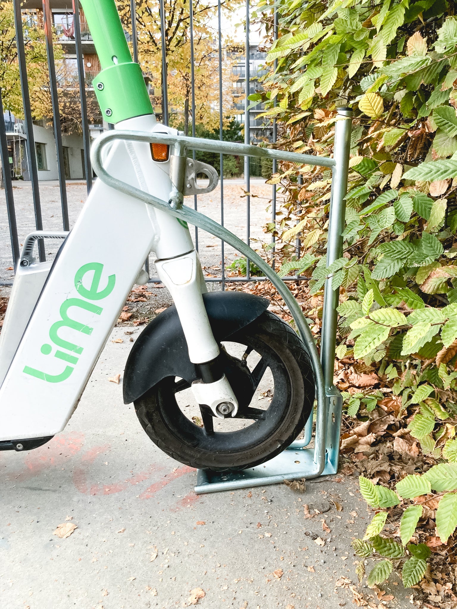 CLEDO - support au sol avec une trottinette Lime