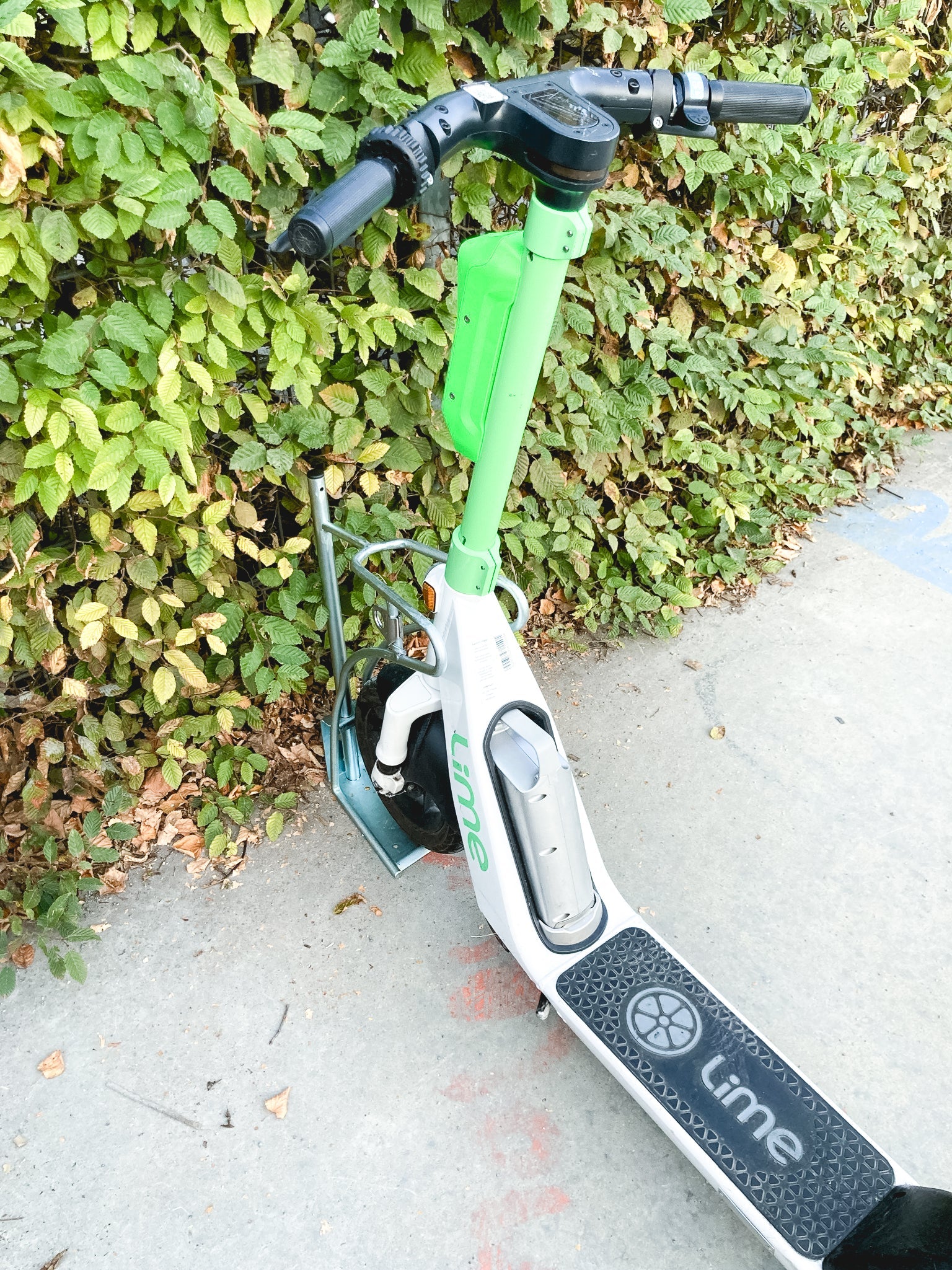 CLEDO - support pour trottinettes et vélos avec un nombre de places de stationnement verrouillables au choix pour les trottinettes électriques, les trottinettes à pédales et les vélos.