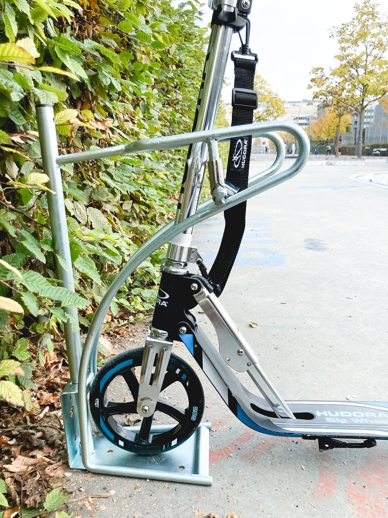 CLEDO - support pour trottinettes et vélos avec un nombre de places de stationnement verrouillables au choix  pour les trottinettes électriques, les trottinettes à pédales et les vélos.