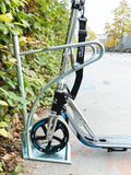 CLEDO - support pour trottinettes et vélos avec un nombre de places de stationnement verrouillables au choix  pour les trottinettes électriques, les trottinettes à pédales et les vélos.