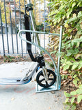 CLEDO - support au sol avec une trottinette à pédales