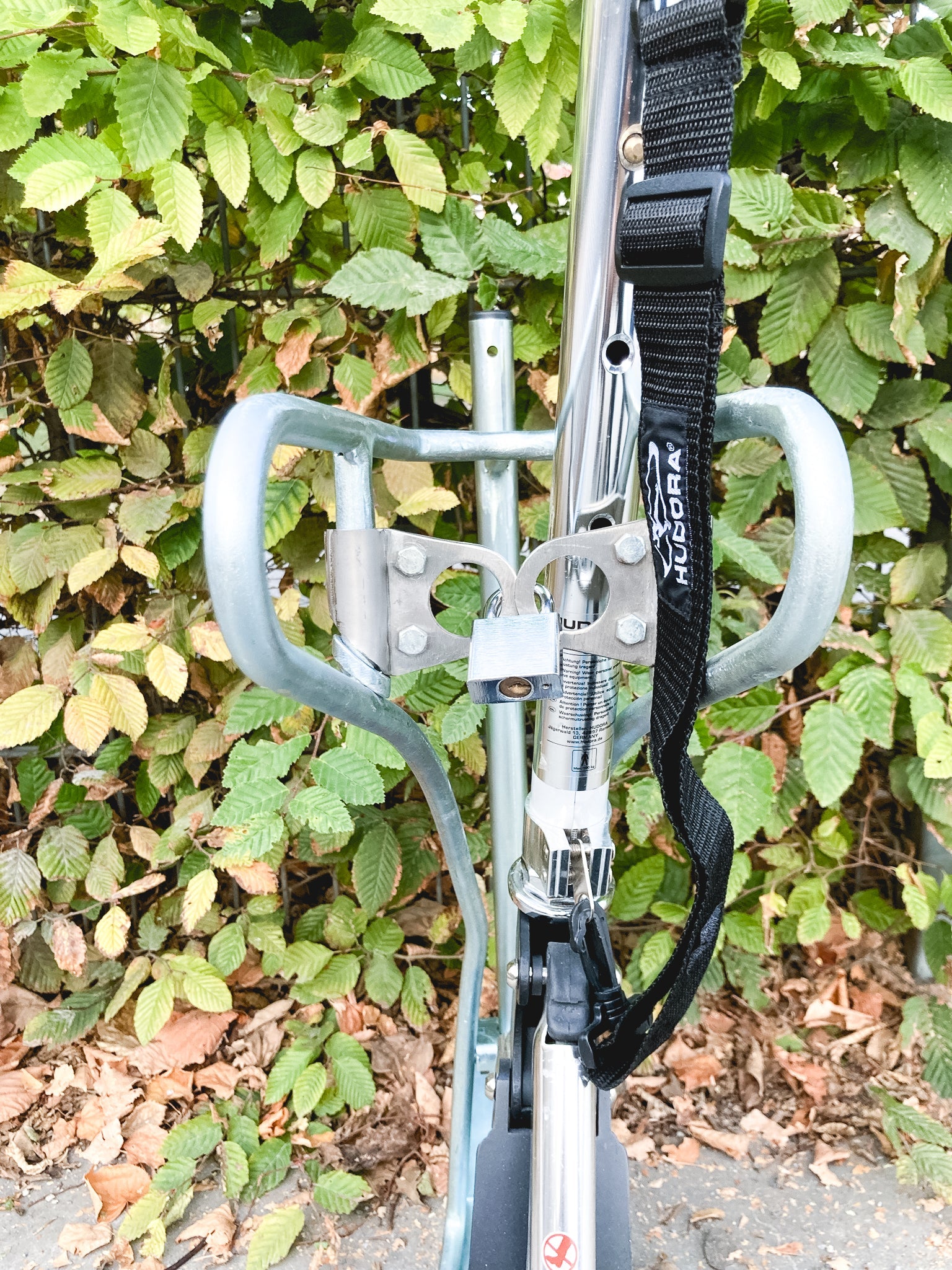 CLEDO - support pour trottinettes et vélos avec un nombre de places de stationnement verrouillables au choix  pour les trottinettes électriques, les trottinettes à pédales et les vélos.