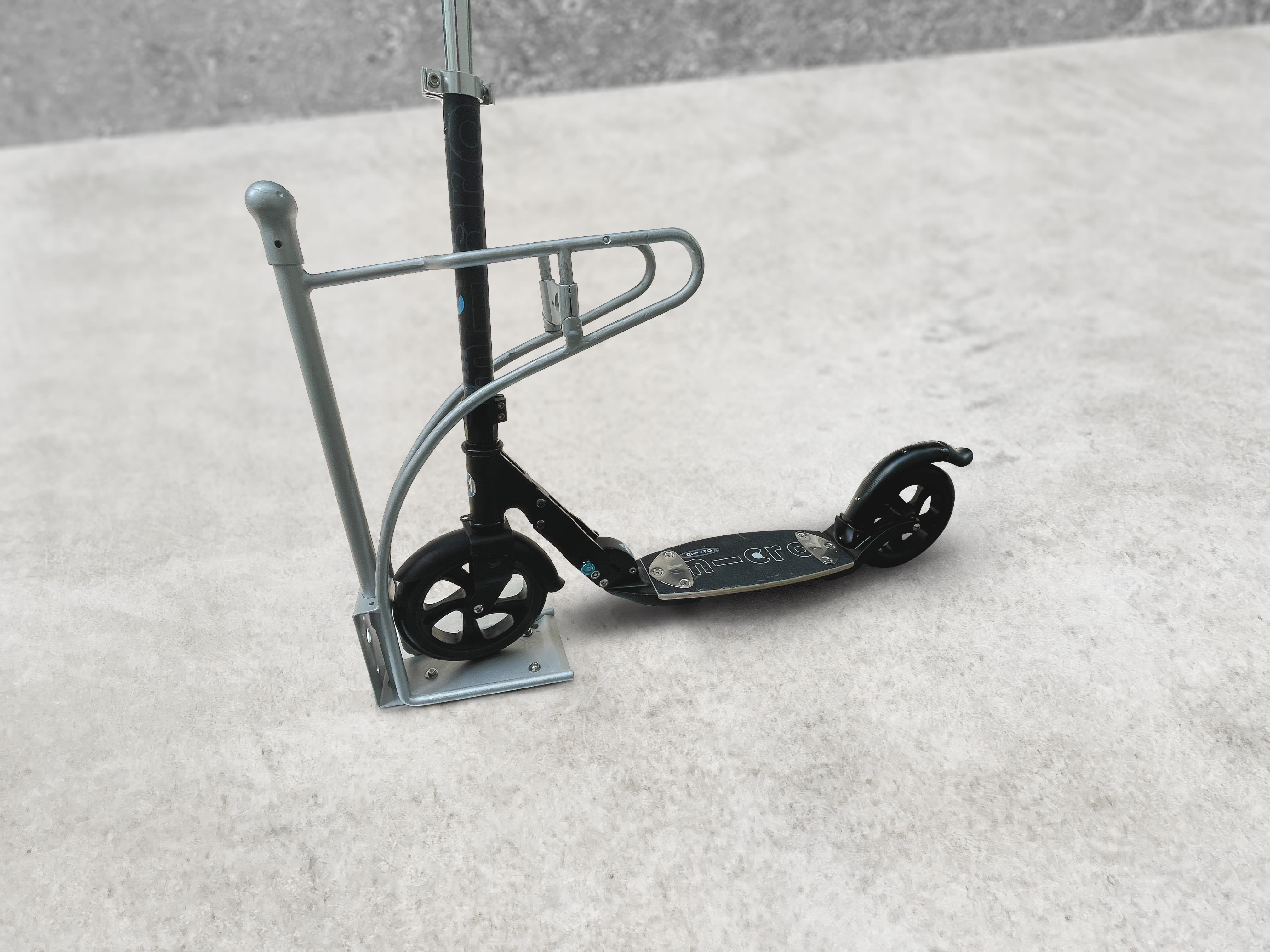 CLEDO - support pour trottinettes et vélos avec un nombre de places de stationnement verrouillables au choix  pour les trottinettes électriques, les trottinettes à pédales et les vélos.