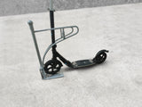 CLEDO - support pour trottinettes et vélos avec un nombre de places de stationnement verrouillables au choix  pour les trottinettes électriques, les trottinettes à pédales et les vélos.
