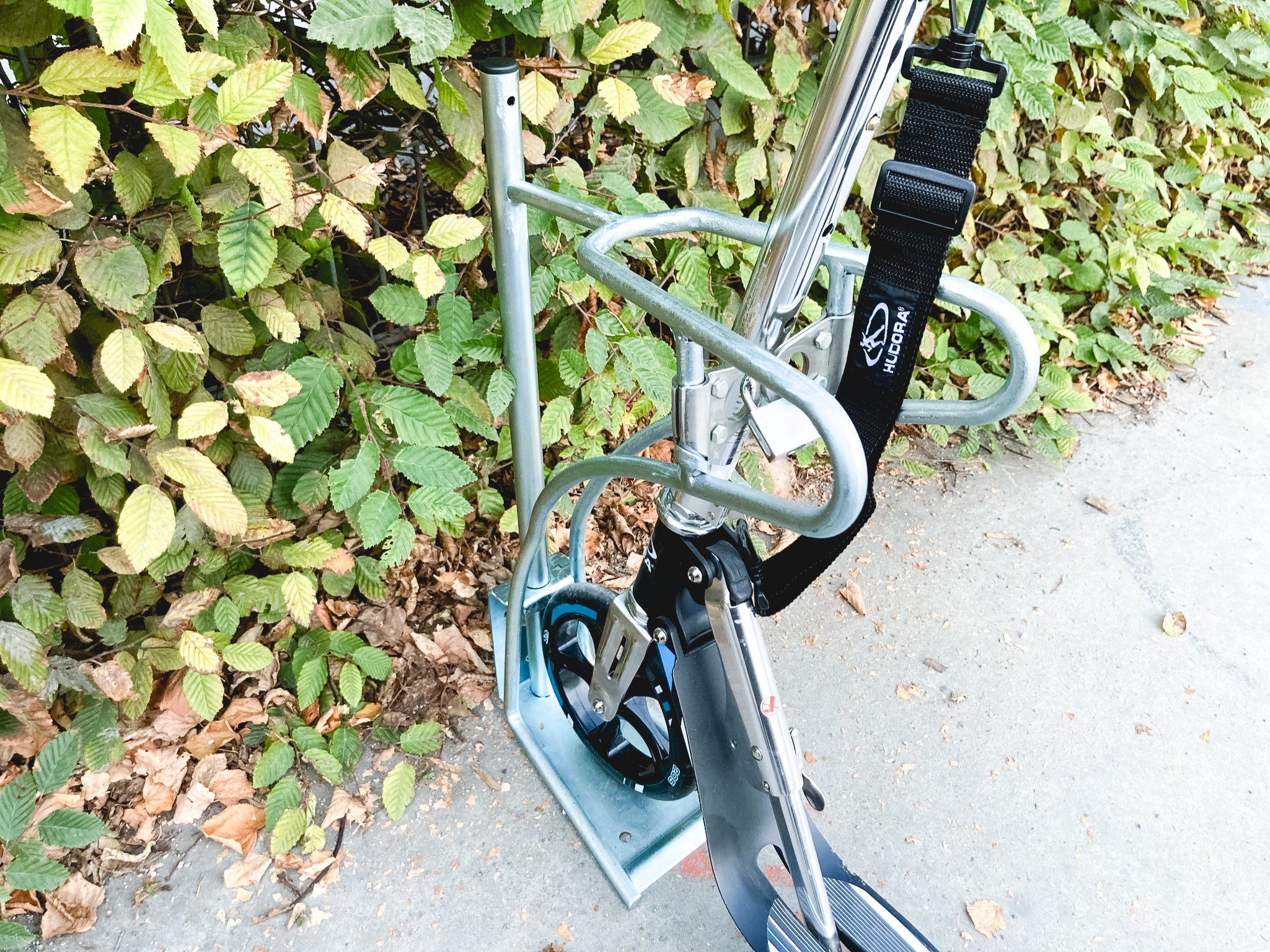 CLEDO - support pour trottinettes et vélos avec un nombre de places de stationnement verrouillables au choix  pour les trottinettes électriques, les trottinettes à pédales et les vélos.